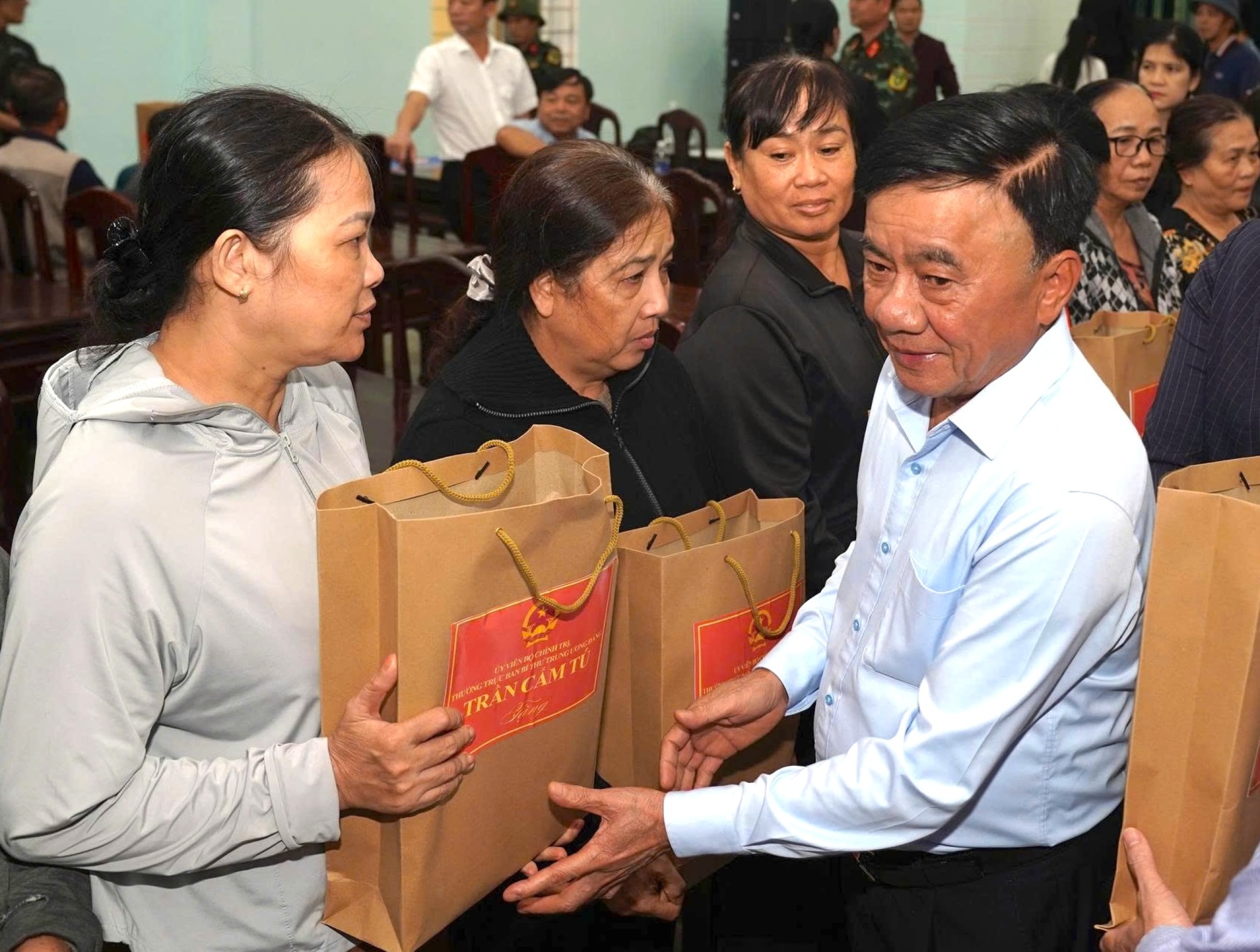 常驻书记处书记陈锦绣探访顺化洪水区居民